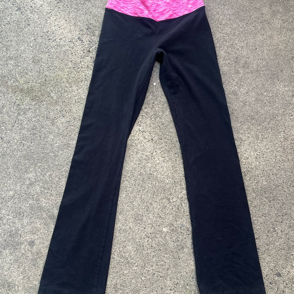 Y2k yoga pants with pink waist band.